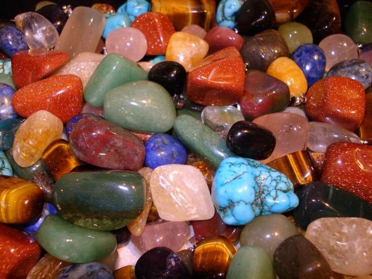 الأحجار الملونة كتعويذات لحسن الحظ