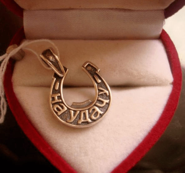 تمائم حظا سعيدا